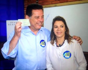 Marconi Perillo (PSDB) reeleito governador de Goiás ao lado da esposa